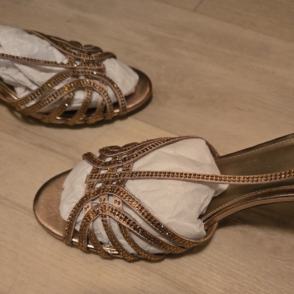 Pelle Moda Women's Metallic Strappy Heels - Picture 4 of 5
